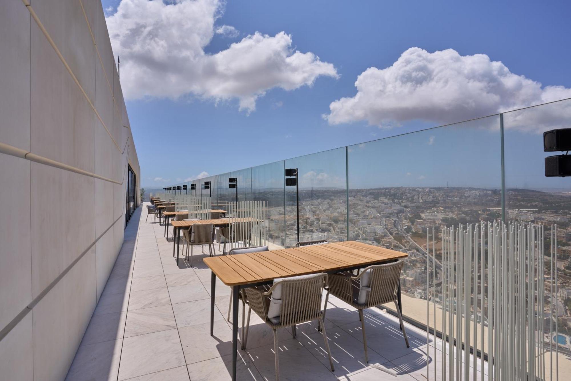 Sleek One-bedroom With A Panoramic View Апартаменты *