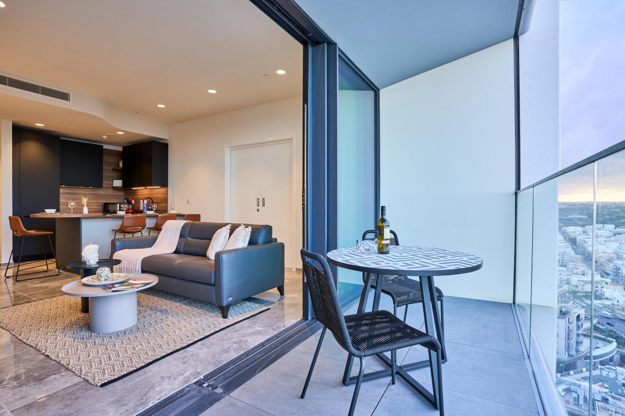 Апартаменты Sleek One-bedroom With A Panoramic View Сент Джулианс