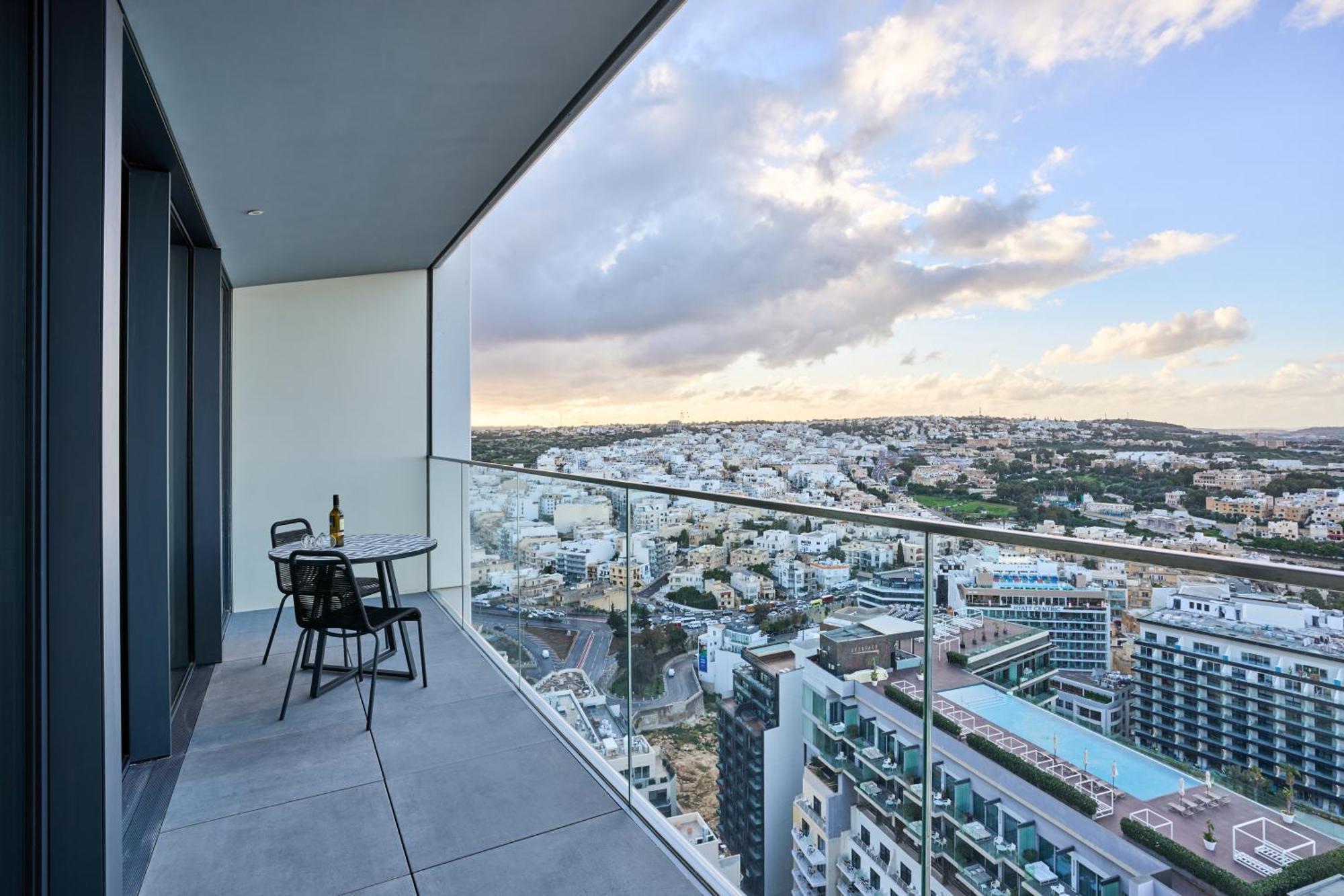 Sleek One-bedroom With A Panoramic View * Сент Джулианс