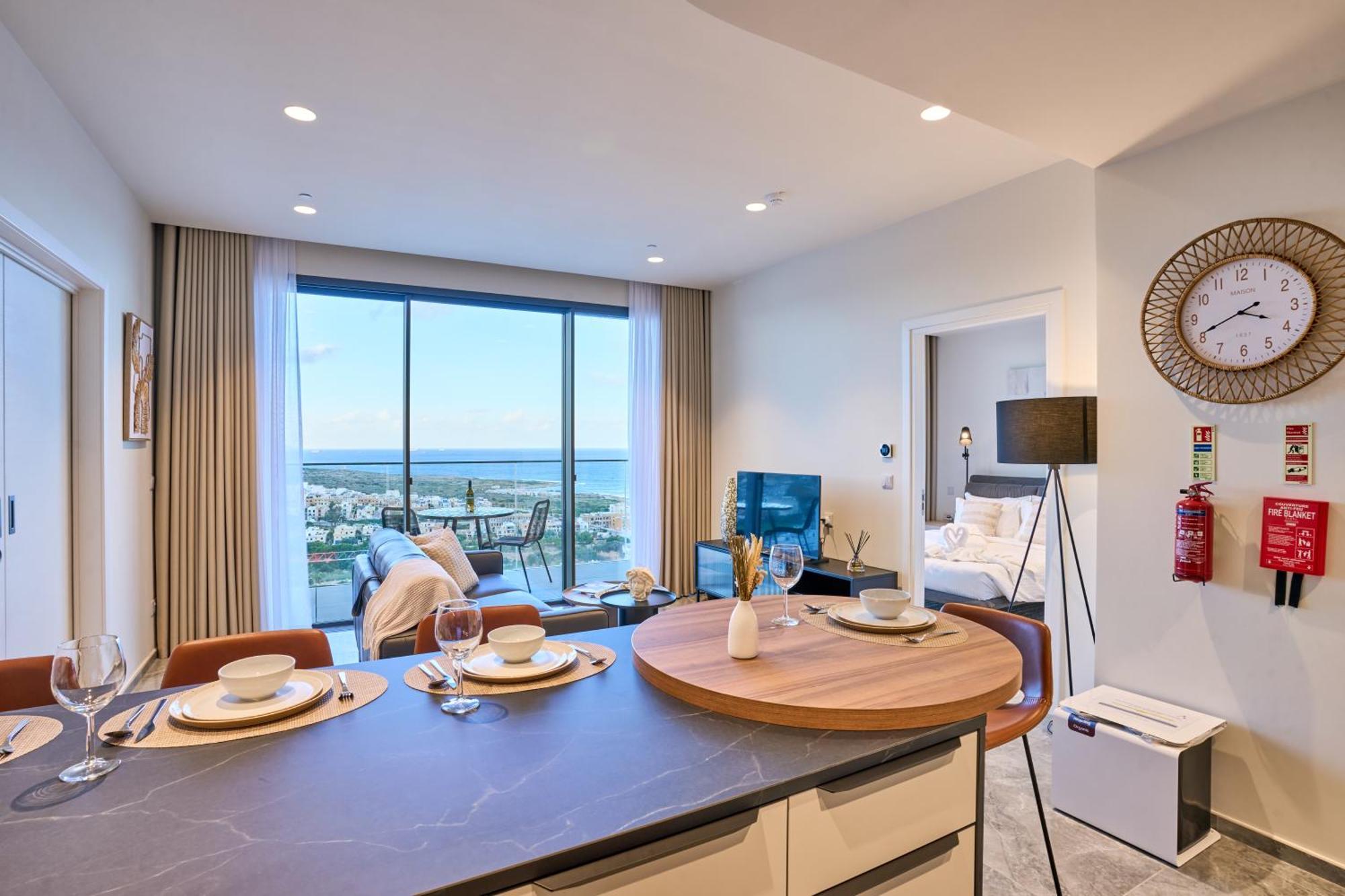 Sleek One-bedroom With A Panoramic View Апартаменты *